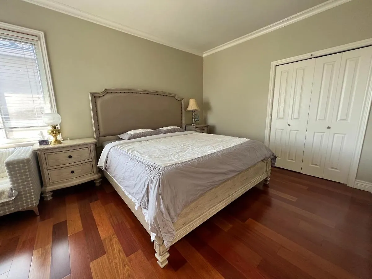 A Cozy Bedroom With A Private Washroom Close To Yvr 列治文 民宿