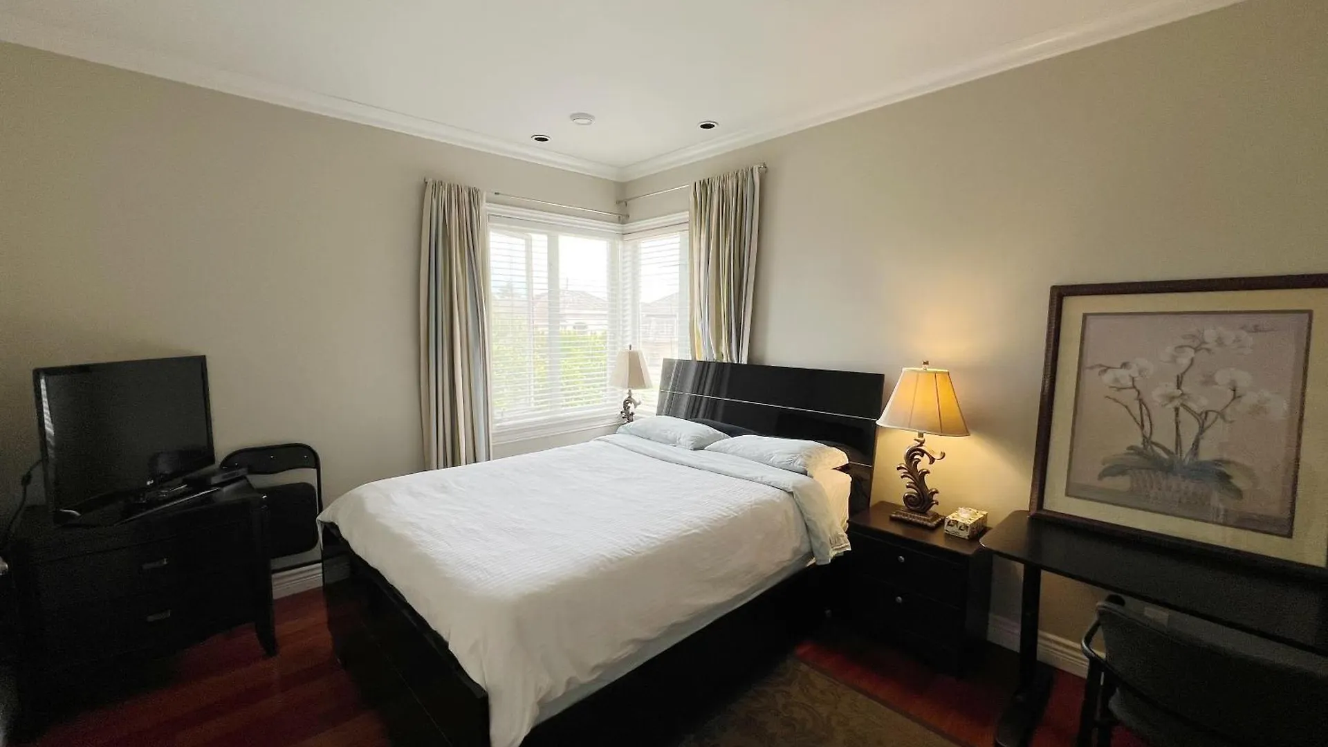 A Cozy Bedroom With A Private Washroom Close To Yvr 列治文 0*,  加拿大